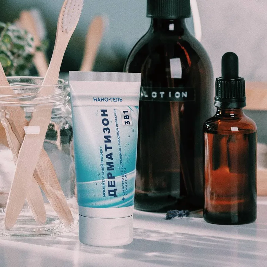 Тюбик геля от грибка Дерматизон стоит рядом с другими средствами личной гигиены