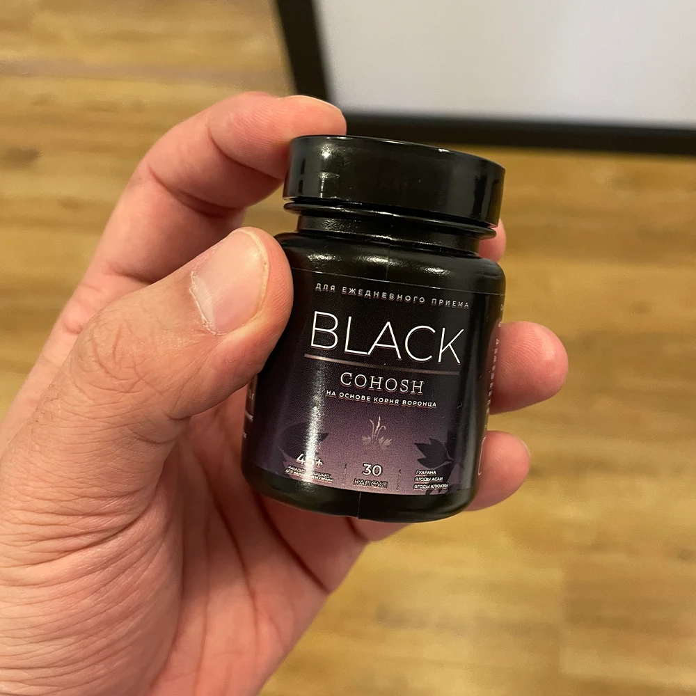 Баночка с капсулами Black Cohosh в мужской руке