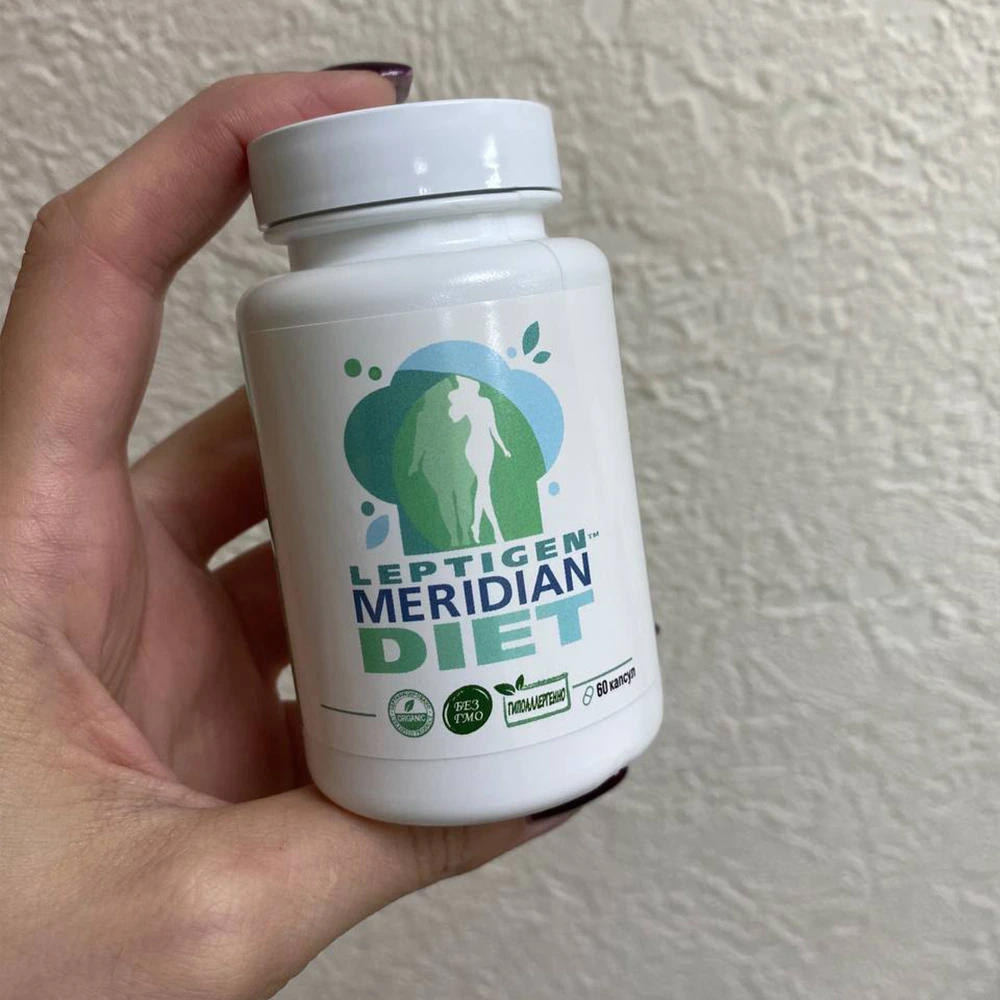 Женская рука держит баночку с 60 капсулами Leptigen Meridian Diet