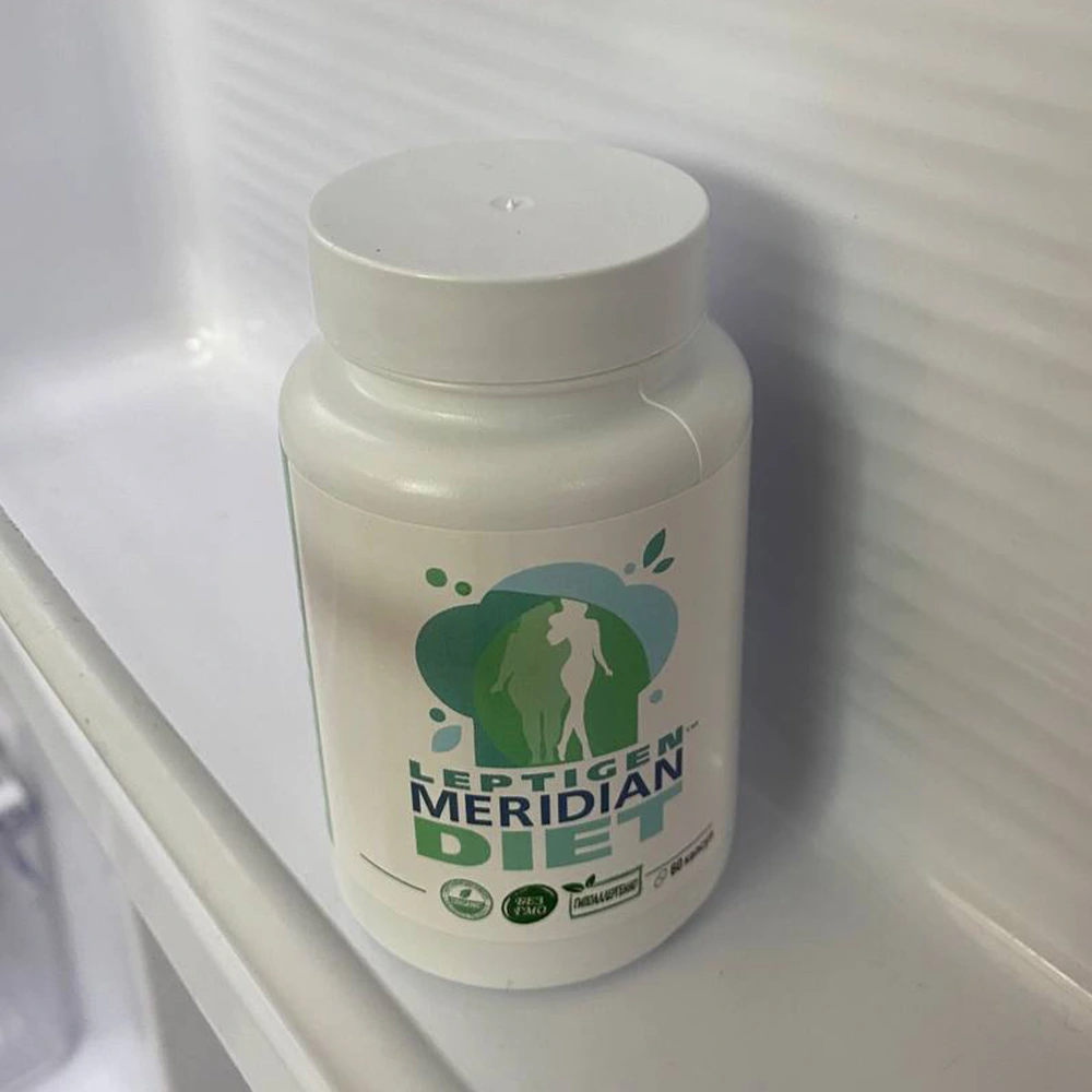 Упаковка Leptigen Meridian Diet стоит на подоконнике