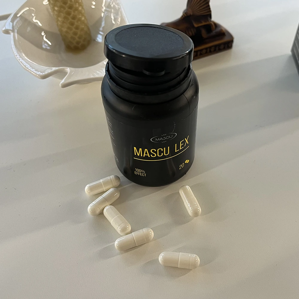 Баночка Mascu Lex и рассыпанные капсулы на столе