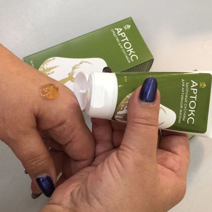 Женская рука выдавливает гель Артокс на руку