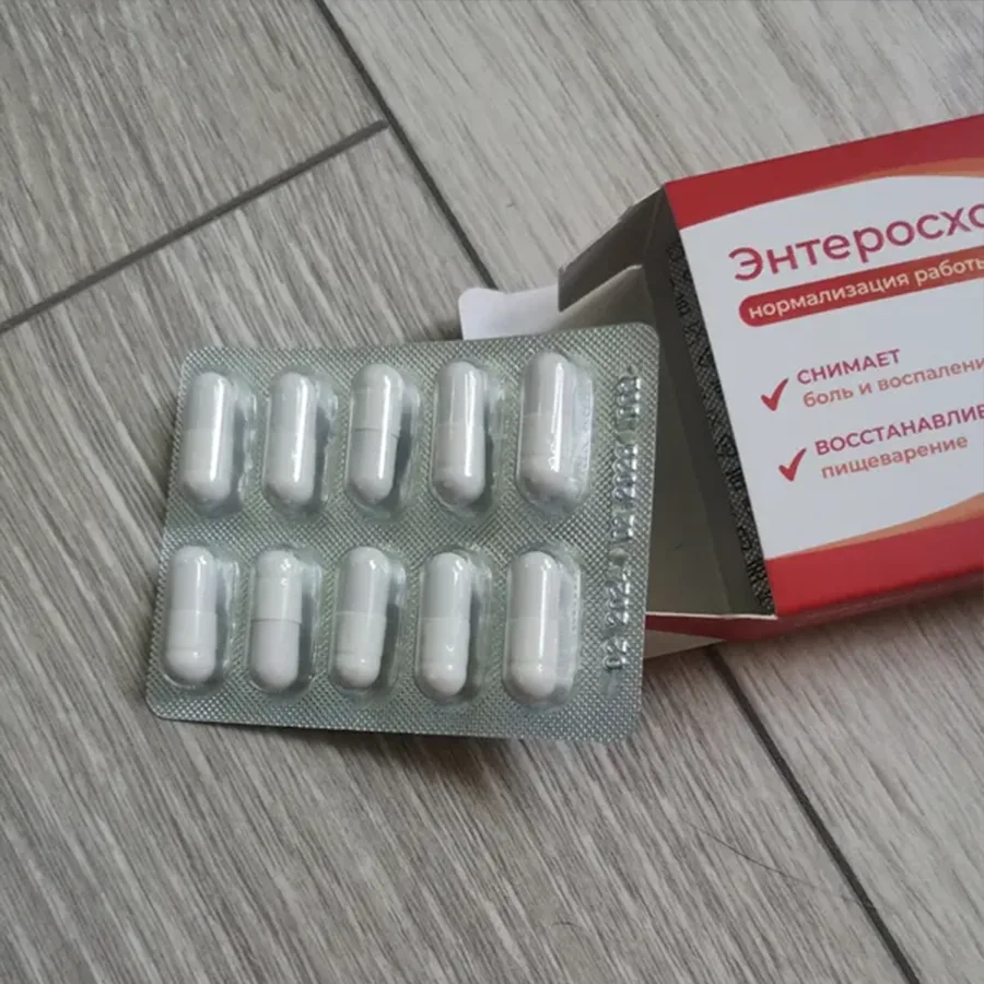 Открытая упаковка Энтеросхола и блистер с капсулами