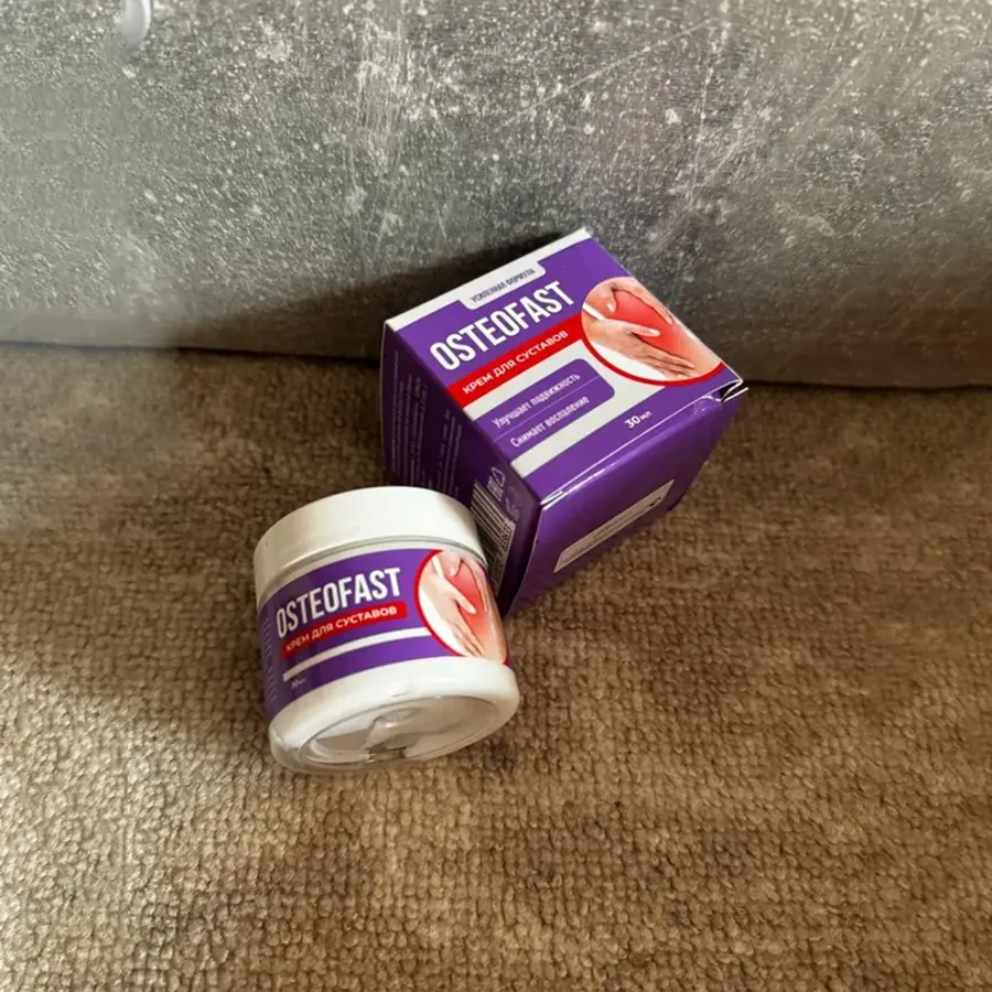 Картонная упаковка и баночка с кремом для суставов Остеофаст лежат на диване