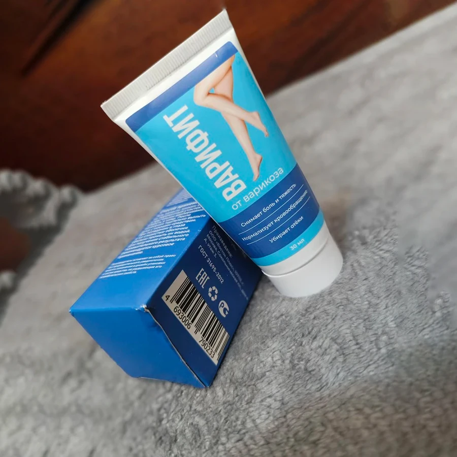 Тюбик Варифита стоит на меховой подстилке, а картонная упаковка лежит рядом