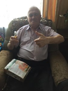 Дед показывает большой палец вверх держа в другой руке Синергель