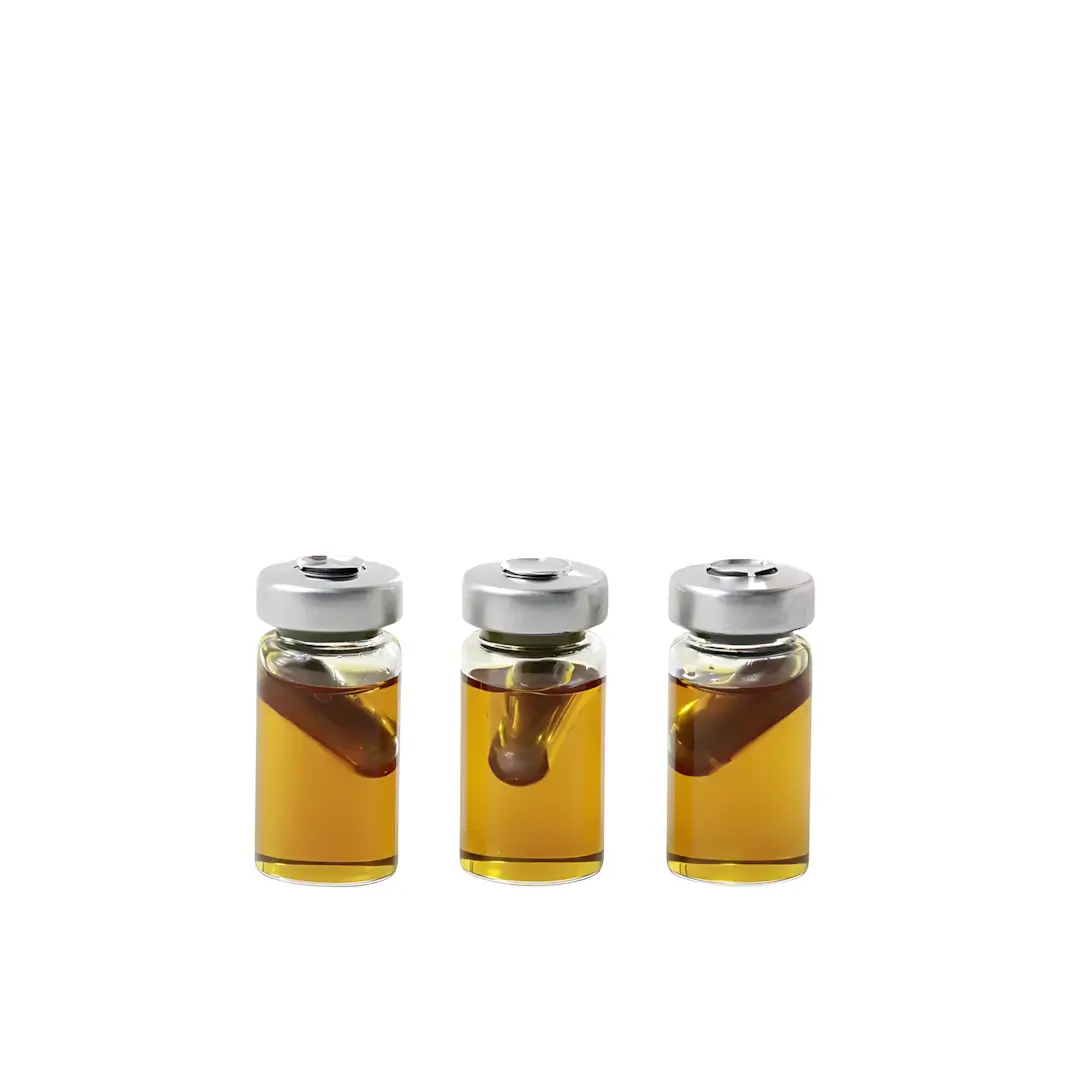 Три флакона с жидкостью внутри, каждый содержит капсулу в органическом растворе. Флаконы с серебряными крышками.