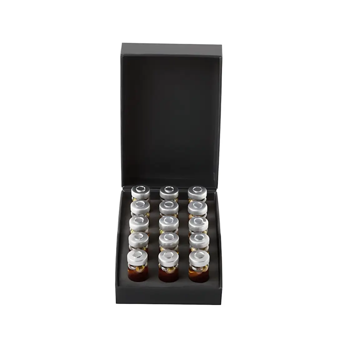 Упаковка с открытой крышкой с 15 флаконами по 6.9 мл с каплями от паразитов Фабитол