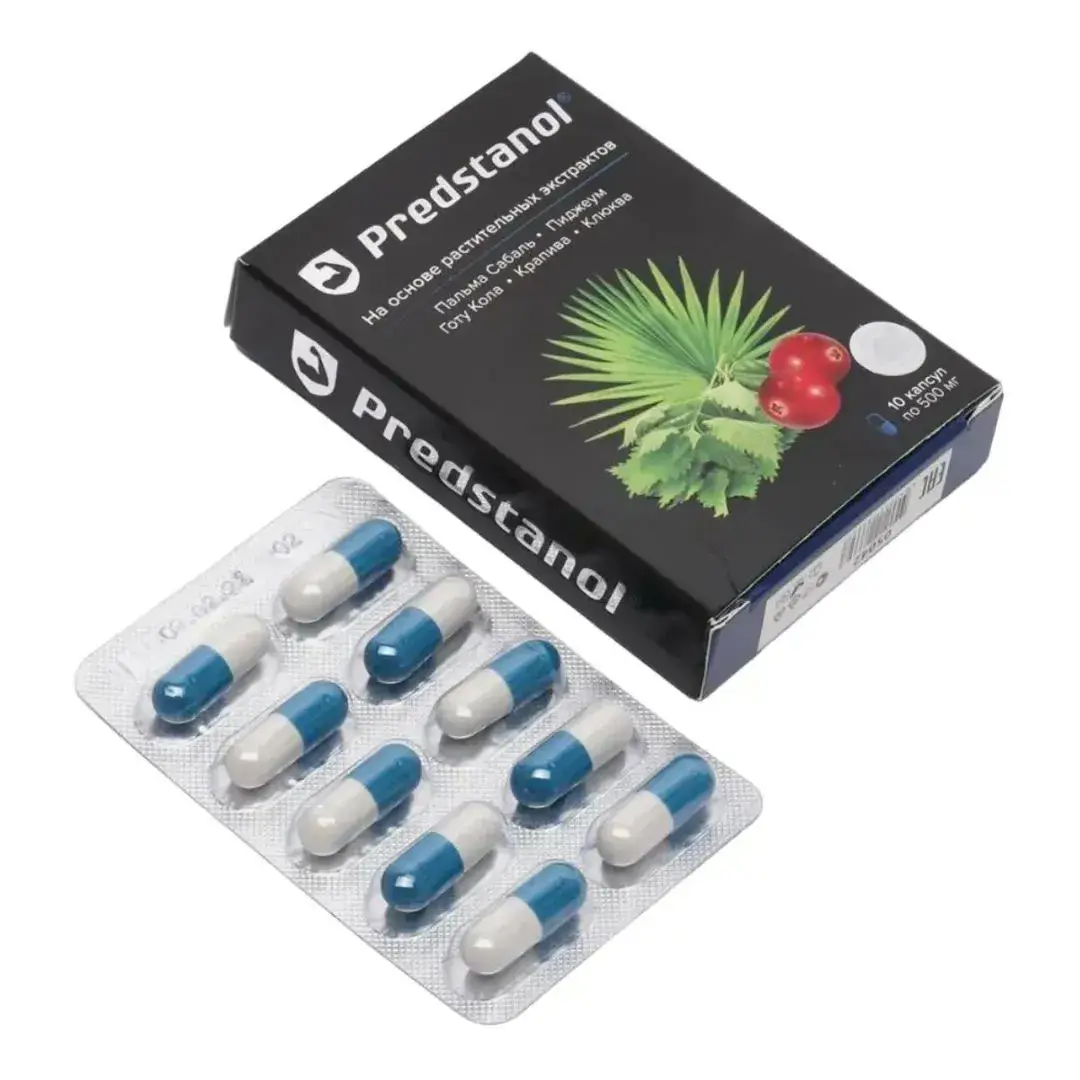Диагональное расположение упаковки Предстанол и блистера с капсулами. Черная коробка с изображением пальмовых листьев и ягод клюквы, рядом блистер с 10 бело-голубыми капсулами