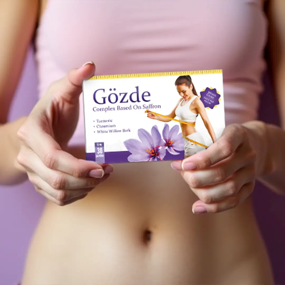 Стройная девушка держит упаковку пастилок Гёзде