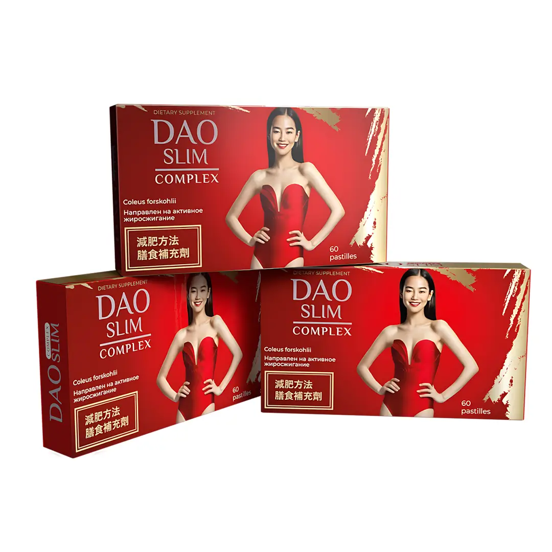 Три коробки Dao Slim расположены группой, красная упаковка диетической добавки с изображением стройной женщины, по 60 пастилок в каждой