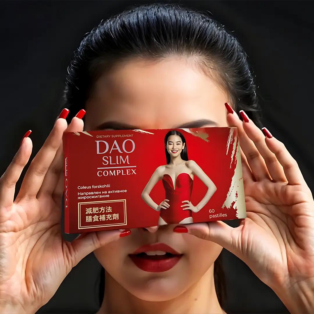 Женщина с красным маникюром держит упаковку Dao Slim Complex перед лицом, демонстрируя размер коробки биологически активной добавки для похудения