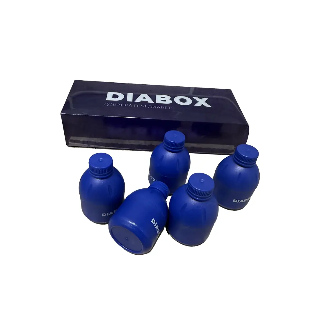 Пищевая добавка Diabox при диабете, пять синих бутылочек, расположенных на столе рядом с упаковкой