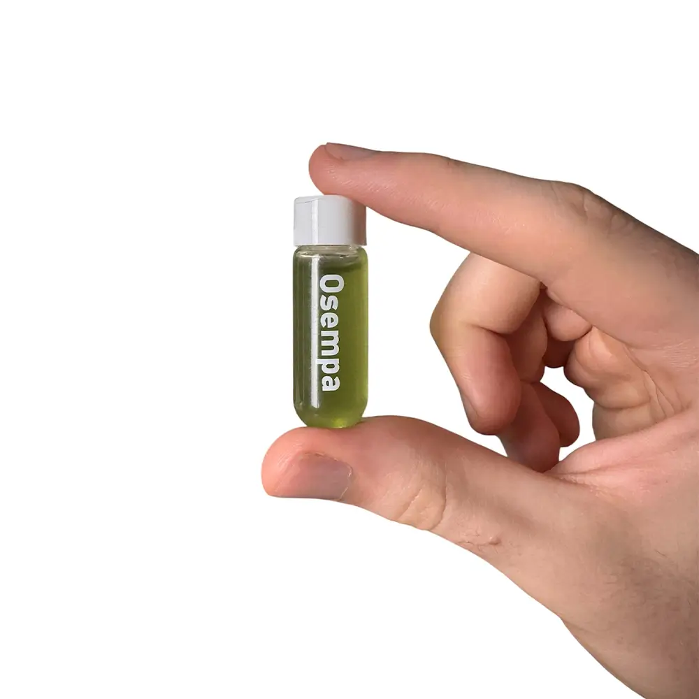 Одна ампула Osempa объёмом 5 мл в руке, зелёная суспензия для орального применения при снижении веса